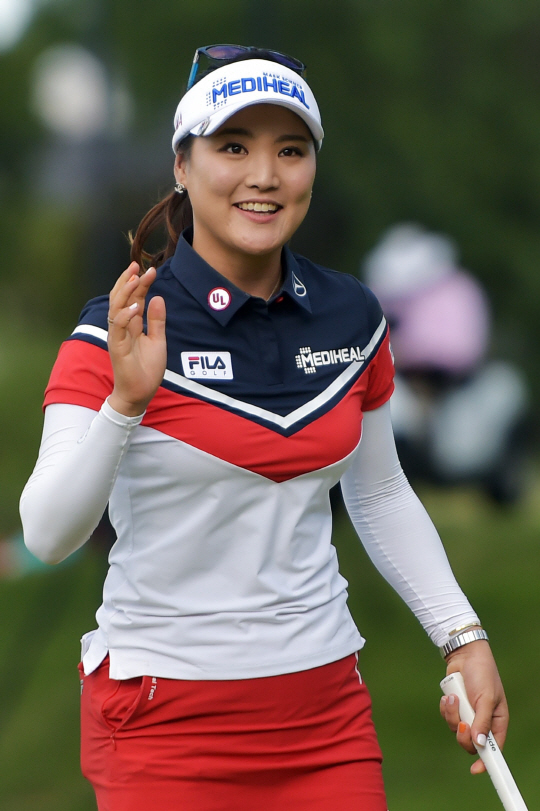 26일 LPGA 투어 아칸소 챔피언십 경기 중 갤러리에게 인사하는 유소연. /로저스=AFP연합뉴스