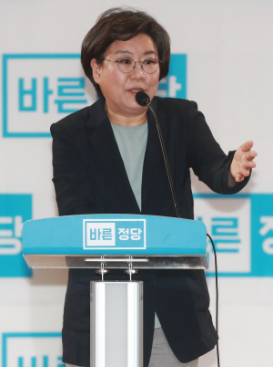 이혜훈 당대표 수락연설      (서울=연합뉴스) 홍해인 기자 = 바른정당 이혜훈 신임 대표가 26일 오후 서울 여의도 국회 의원회관에서 열린 당대표 및 최고위원 지명대회에서 당대표로 선출된 뒤 수락연설을 하고 있다. 2017.6.26      hihong@yna.co.kr  (끝)      <저작권자(c) 연합뉴스, 무단 전재-재배포 금지>