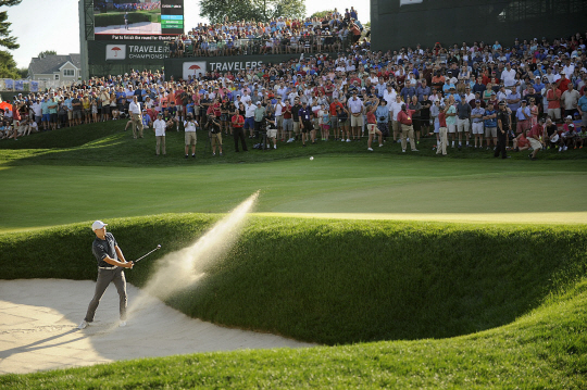 조던 스피스가 26일 PGA 투어 트래블러스 챔피언십 연장에서 18번홀 벙커 샷을 하고 있다. 이 샷으로 스피스는 우승상금 13억원의 주인공이 됐다. /크롬웰=AP연합뉴스