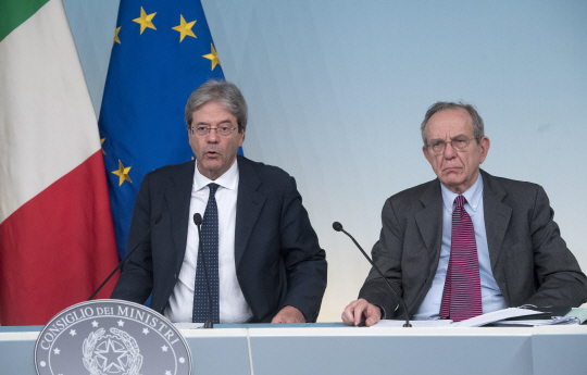 25일(현지시간) 파올로 젠틸로니(왼쪽) 이탈리아 총리와 피에르 카를로 파도안 재무장관이 부실은행 2곳에 대한 구제방안을 발표하고 있다. /로마=AP연합뉴스