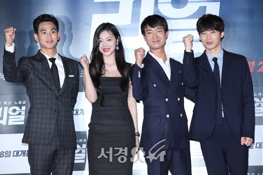 영화 ‘리얼’ 배우들 및 감독이 26일 오후 서울 성동구 행당동 왕십리 CGV에서 열린 영화 ‘리얼’ 언론시사회에 참석해 포토타임을 갖고 있다.