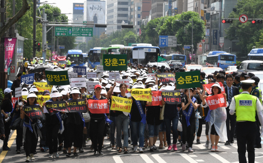 서울 지역 자율형사립고 학부모 모임인 ‘자사고학부모연합회’ 회원들이 26일 서울 종로구 보신각 광장에서 자사고 폐지 반대집회를 벌인 뒤 서울시교육청을 향해 거리행진을 하고 있다.  /권욱기자