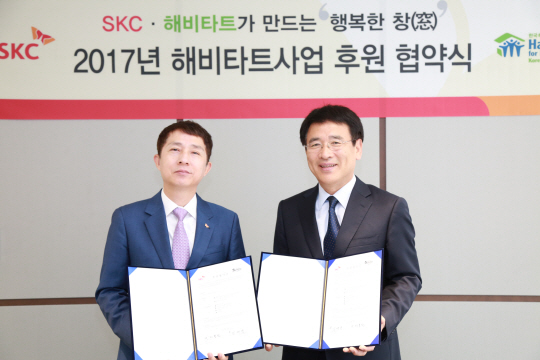 이용선 SKC 필름사업부문장(왼쪽)과 강대권 한국해비타트 국내사업본부장이 26일 ‘SKC와 한국해비타트가 만드는 행복한 창’ 협약을 맺고 있다. /사진제공=SKC