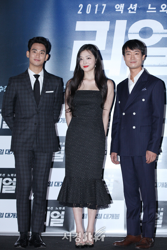 배우 김수현, 설리, 조우진이 26일 오후 서울 성동구 행당동 왕십리 CGV에서 열린 영화 ‘리얼’ 언론시사회에 참석해 포토타임을 갖고 있다.