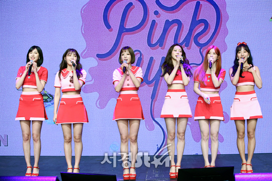 에이핑크가 26일 오후 서울 마포구 메세나폴리스 신한카드 판스퀘어 라이브 홀에서 열린 여섯 번째 미니앨범 ‘Pink UP’ 발매 기념 쇼케이스에 참석해 인사를 하고 있다.