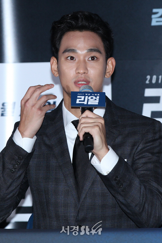 배우 김수현이 26일 오후 서울 성동구 행당동 왕십리 CGV에서 열린 영화 ‘리얼’ 언론시사회에 참석했다.
