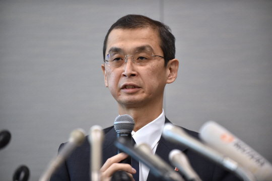 다카다 시게히사 다카타 회장 겸 사장이 26일 기자회견을 열어 파산신청과 향후 계획에 대해 설명하고 있다.     /도쿄=AFP연합뉴스
