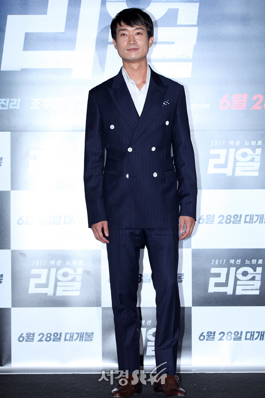 배우 조우진이 26일 오후 서울 성동구 행당동 왕십리 CGV에서 열린 영화 ‘리얼’ 언론시사회에 참석해 포토타임을 갖고 있다.