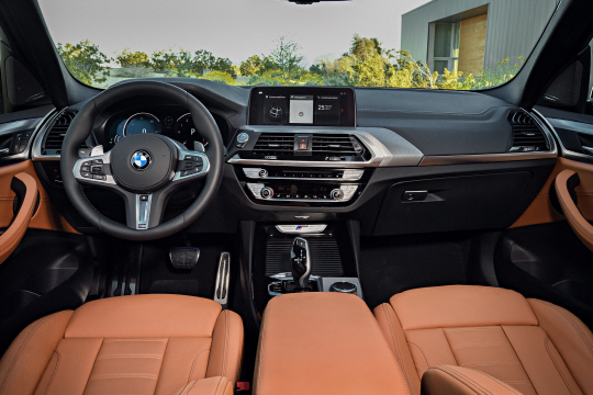뉴 X3는 3존 전자동 공조장치와 40:20:40 분할 접이식 시트를 활용한 넓은 적재 공간, 파노라마 글래스 루프 등을 통해 보다 쾌적하고, 안락한 실내 공간을 제공한다./사진제공=BMW 그룹 코리아