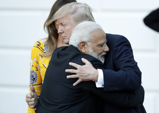 미·인 정상회담이 열린 26일(현지시간) 도널드 트럼프 미국 대통령과 나렌드라 모디 인도 총리가 포옹하고 있다. /워싱턴DC=AP연합뉴스