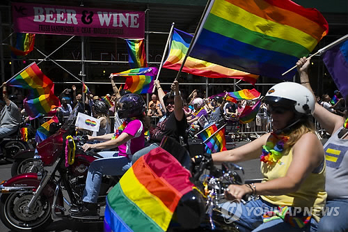성소수자(LGBT)들의 권리를 주장하는 축제인 ‘게이 프라이드 행진’이 25일(현지시간) 미국 뉴욕에서 열렸다./연합뉴스