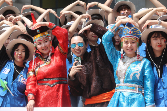 27일 서울 성북구 한성대에서 2017 하계 해외 봉사 단원과 전통의상을 입은 몽골 유학생들이 포즈를 취하고 있다. 봉사단은 몽골 울란바로트 지역 학교를 방문해 교육 봉사와 문화 교류 활동 등을 펼칠 예정이다. /연합뉴스