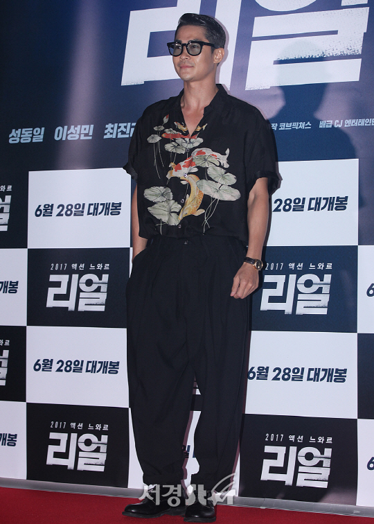 배우 배정남이 27일 오후 서울 성동구 행당동 왕십리 CGV에서 열린 영화 ‘리얼’ VIP시사회에 참석해 포토타임을 갖고 있다.