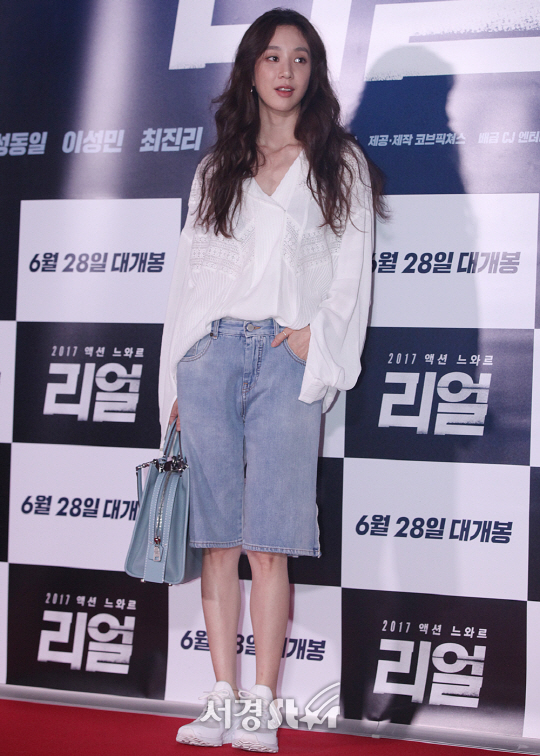 배우 정려원이 27일 오후 서울 성동구 행당동 왕십리 CGV에서 열린 영화 ‘리얼’ VIP시사회에 참석해 포토타임을 갖고 있다.