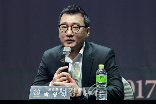 박영석 프로듀서가 27일 오후 서울 강남구 광림아트센터 BBCH홀에서 열린 뮤지컬 ‘나폴레옹’ 제작발표회에 참석해 소개를 하고 있다.