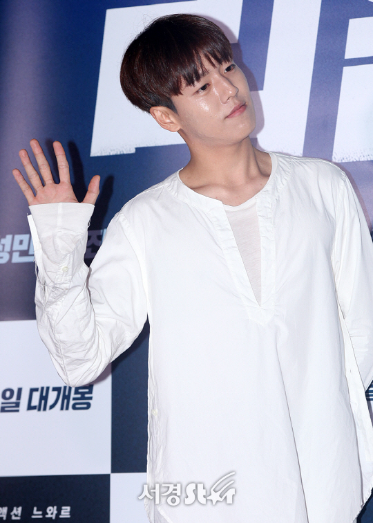 배우 이현우가 27일 오후 서울 성동구 행당동 왕십리 CGV에서 열린 영화 ‘리얼’ VIP시사회에 참석해 포토타임을 갖고 있다.