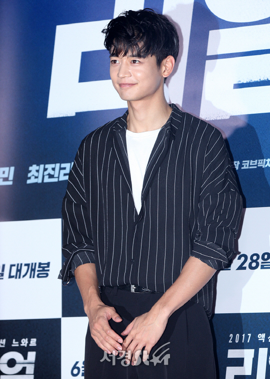 샤이니 민호가 27일 오후 서울 성동구 행당동 왕십리 CGV에서 열린 영화 ‘리얼’ VIP시사회에 참석해 포토타임을 갖고 있다.
