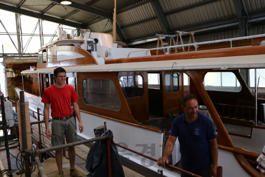 이탈리아 비아레지오에 있는 요트·레저 선박 업체 프란체스코 델 카를로의 직원들이 작업 상황을 점검하고 있다./한동훈기자