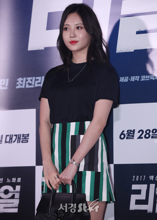 걸스데이 유라가 27일 오후 서울 성동구 행당동 왕십리 CGV에서 열린 영화 ‘리얼’ VIP시사회에 참석해 포토타임을 갖고 있다.