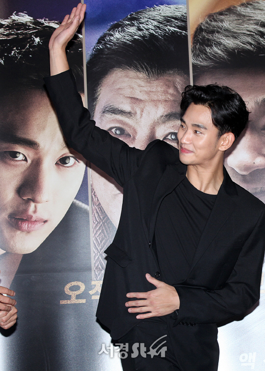 배우 김수현이 27일 오후 서울 성동구 행당동 왕십리 CGV에서 열린 영화 ‘리얼’ VIP시사회에 참석해 포토타임을 갖고 있다.