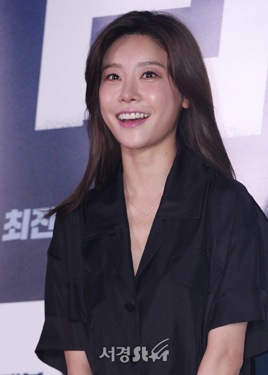 걸스데이 소진이 27일 오후 서울 성동구 행당동 왕십리 CGV에서 열린 영화 ‘리얼’ VIP시사회에 참석해 포토타임을 갖고 있다.
