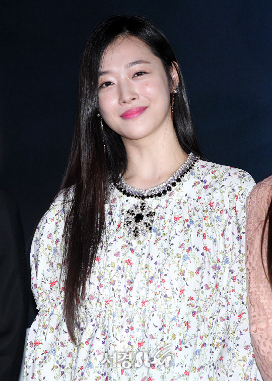 배우 최진리가 27일 오후 서울 성동구 행당동 왕십리 CGV에서 열린 영화 ‘리얼’ VIP시사회에 참석해 포토타임을 갖고 있다.