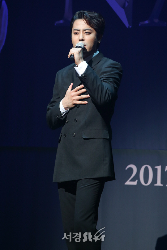 배우 한지상이 27일 오후 서울 강남구 광림아트센터 BBCH홀에서 열린 뮤지컬 ‘나폴레옹’ 제작발표회에 참석해 무대를 선보이고 있다.