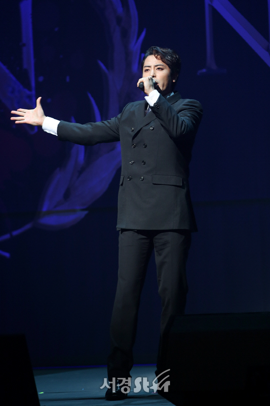 배우 한지상이 27일 오후 서울 강남구 광림아트센터 BBCH홀에서 열린 뮤지컬 ‘나폴레옹’ 제작발표회에 참석해 무대를 선보이고 있