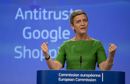 27일(현지시간) 마가렛 베스타거 유럽연합(EU) 집행위원회 경쟁담당위원이 벨기에 브뤼셀에서 기자회견을 열고 구글 과징금 부과 결정을 설명하고 있다. /AFP