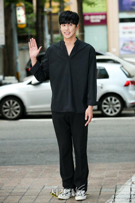 배우 이명훈이 28일 오후 서울 영등포구 한 음식점에서 진행된 tvN 월화드라마 ‘써클: 이어진 두 세계’ 종방연에 참석하고 있다.