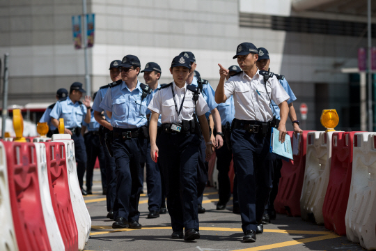 시진핑 29일 홍콩 첫 방문…치안 점검하는 경찰들