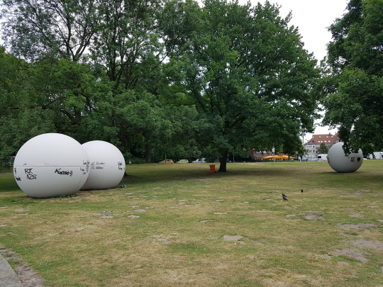 클라스 올덴버그가 1977년 첫 회 조각프로젝트에 선보여 지금은 뮌스터의 명물이 된 ‘거대한 풀볼들’
