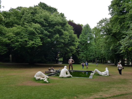올해 조각제의 신작으로 공원 안에 설치된 니콜 아이젠만의 ‘분수를 위한 스케치