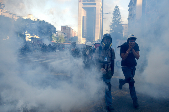 베네수엘라 수도 카라카스에서 지난  26일(현지시간) 시위대와 진압경찰의 충돌이 발생해  최루가스가 자욱히 퍼지고 있다./카라카스=AFP연합뉴스