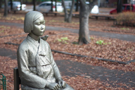 주한국 일본대산관 앞에 세워진 평화의 소녀상/위키피디아