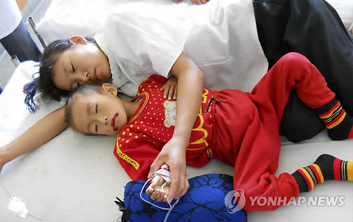 북한 황해북도의 한 소아과 병원에서 심한 영양실조에 걸린 어린이가 치료를 받다 잠들어 있다. /연합뉴스