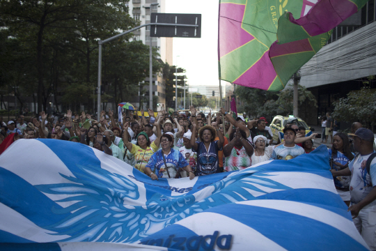 브라질 리우데자네이루에서 삼바 학교 관계자들이 지난 17일(현지시간) 마르셀루 크리벨라 리우 시장의 재정지원 축소방안에 반대하는 시위를 벌이고 있다. /리우데자네이루=AP연합뉴스