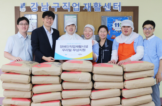 SPC그룹 관계자들이 29일 서울시 강남구 장애인 제과제빵작업장 ‘밀알베이커리’에서 ‘우리밀 무상 지원 전달식’을 진행하고 기념 촬영을 하고 있다. /사진제공=SPC그룹