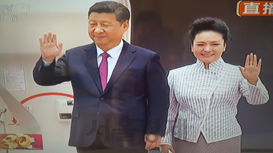 홍콩 국제공항에 도착한 시진핑 중국 국가 주석 내외/중국중앙(CC)TV 화면캡처