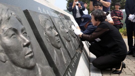 29일 경기도 평택시 해군 2함대에서 열린 ‘제2연평해전 15주년 기념식’에 참석한 유가족들이 해전 영웅들의 얼굴 부조상을 어루만지고 있다.  /평택=연합뉴스