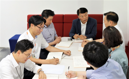 김홍(가운데) ING생명 보험금부 SIU팀 차장이 직원들과 함께 회의를 하고 있다./사진제공=ING생명