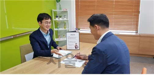 김종원(왼쪽) 에스원 인재개발원 과장이 현장 부서장을 방문해 리더십에 대해 코칭하고 있다./사진제공=에스원
