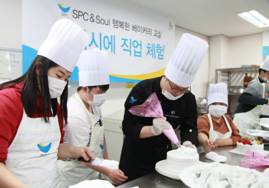 SPC그룹 직원들이 최근 경기도 고양시 장애인 제과제빵 작업장인 ‘소울베이커리’에서 열린 직업체험 교실’에서 제빵 기술을 선보이고 있다. /사진제공=SPC