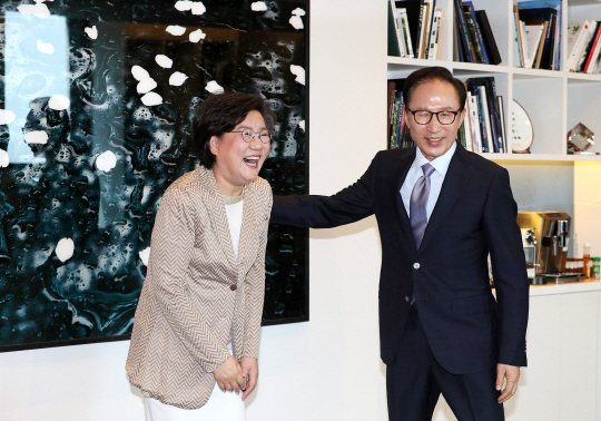 이명박 전 대통령과 바른정당 이혜훈 대표가 29일 서울 강남구 이 전 대통령의 사무실에서 만나고 있다./연합뉴스