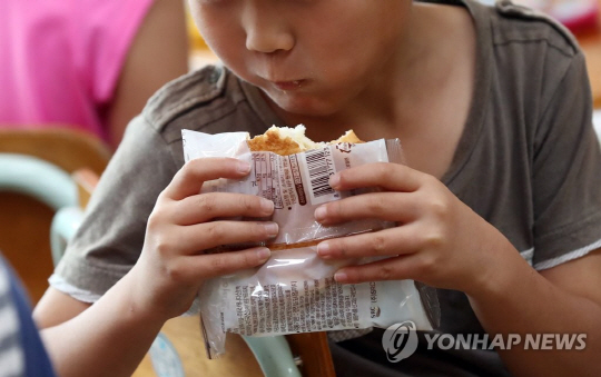 비정규직 노조 파업에 아이들은 빵과 우유로 식사…학부모들 민원도 속출