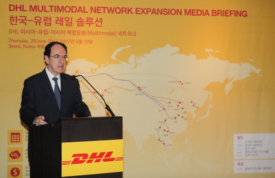 찰스 카우프만 DHL 글로벌 포워딩 북아시아 CEO가 29일 서울 플라자호텔에서 열린 기자간담회에서 모두발언을 하고 있다. /연합뉴스