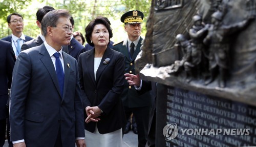 문재인 대통령이 미국 첫 일정으로 선택한 '장진호 전투 기념비'는 무엇