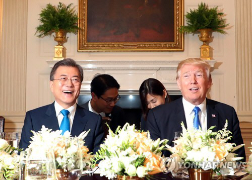 밝은 표정으로 웃고 있는 문재인 대통령과 트럼프 미국 대통령 /연합뉴스