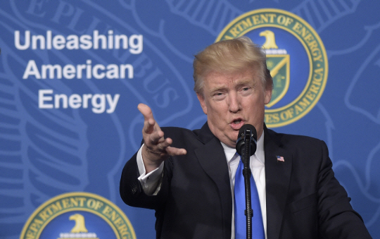 도널드 트럼프 미국 대통령이 29일(현지시간) 워싱턴DC에서 열린 미 에너지부 행사에서 ‘미국 에너지 분야의 미래’에 대해 연설하고 있다./워싱턴DC=AP연합뉴스