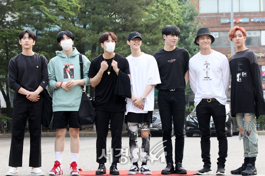 갓세븐(GOT7) 멤버들이 30일 오전 서울 영등포구 여의도동 KBS신관 공개홀에서 진행된 KBS 뮤직뱅크 리허설에 참석하기 위해 출근하고 있다.